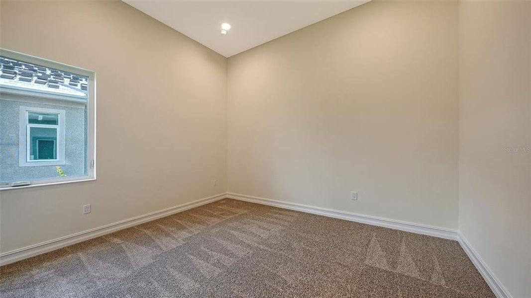 Spacious, unfurnished interior of a new home in , Sarasota (Image 13).