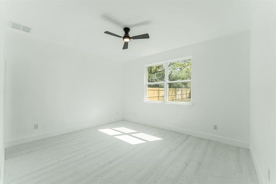 Spacious, unfurnished interior of a new home in , Sulphur Springs (Image 8).