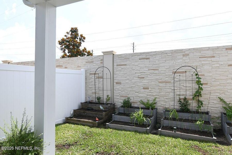 Exterior details and patio area of a home in Forest Crest, Jacksonville (Image 30).