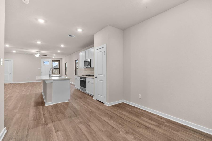 Spacious, unfurnished interior of a new home in Westridge Cove 40', Panorama Village (Image 15).