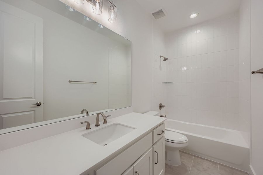 1817 Flowerfield - Full Bathroom 1817 Flowerfield - Full Bathroom
