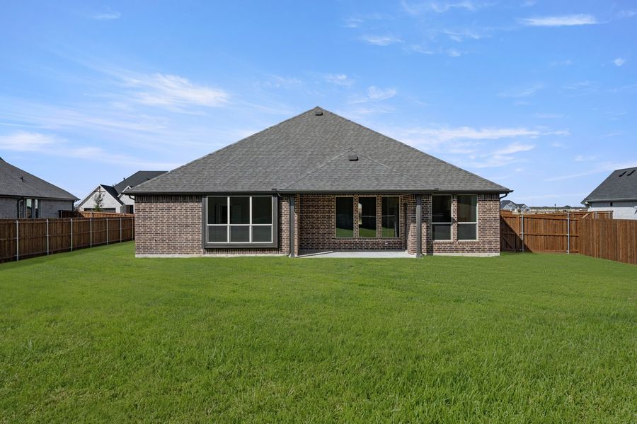 Exterior details and patio area of a home in Myrtle Creek, Waxahachie (Image 3).