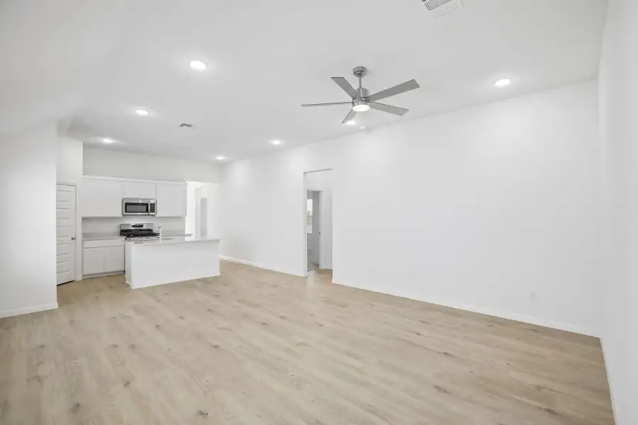 Spacious, unfurnished interior of a new home in Trinity Ranch, Elgin (Image 18).