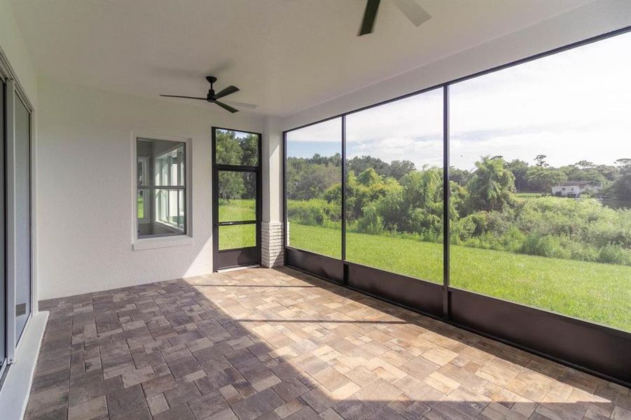 Exterior details and patio area of a home in , Dunnellon (Image 4).