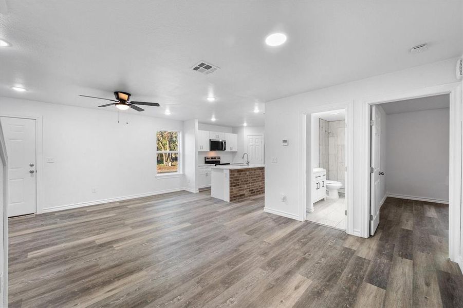 Spacious, unfurnished interior of a new home in , Corsicana (Image 14).