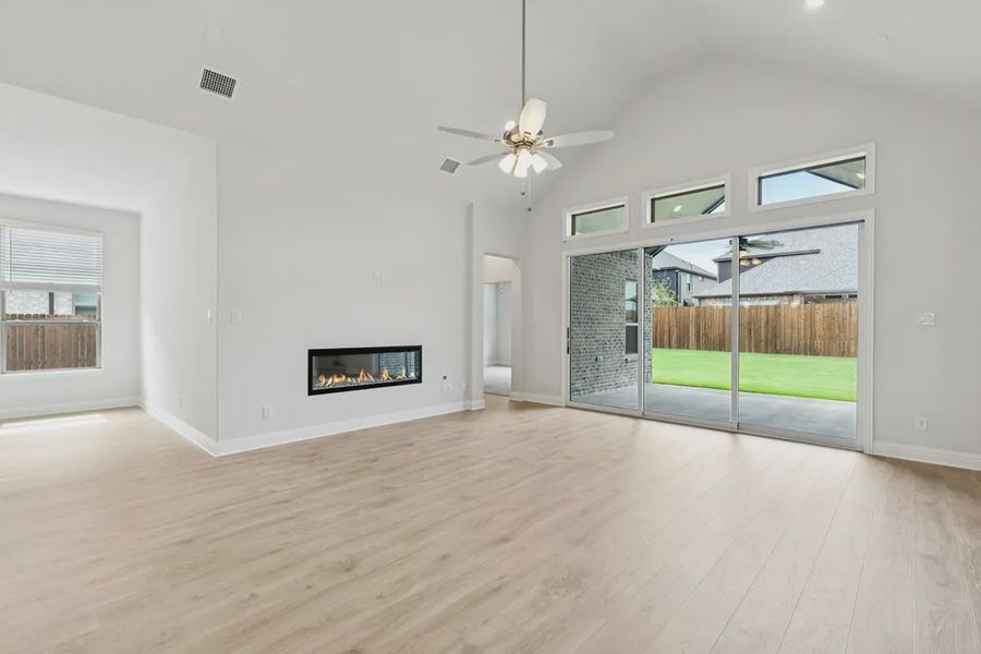 Spacious, unfurnished interior of a new home in Oaks of North Grove, Waxahachie (Image 7).
