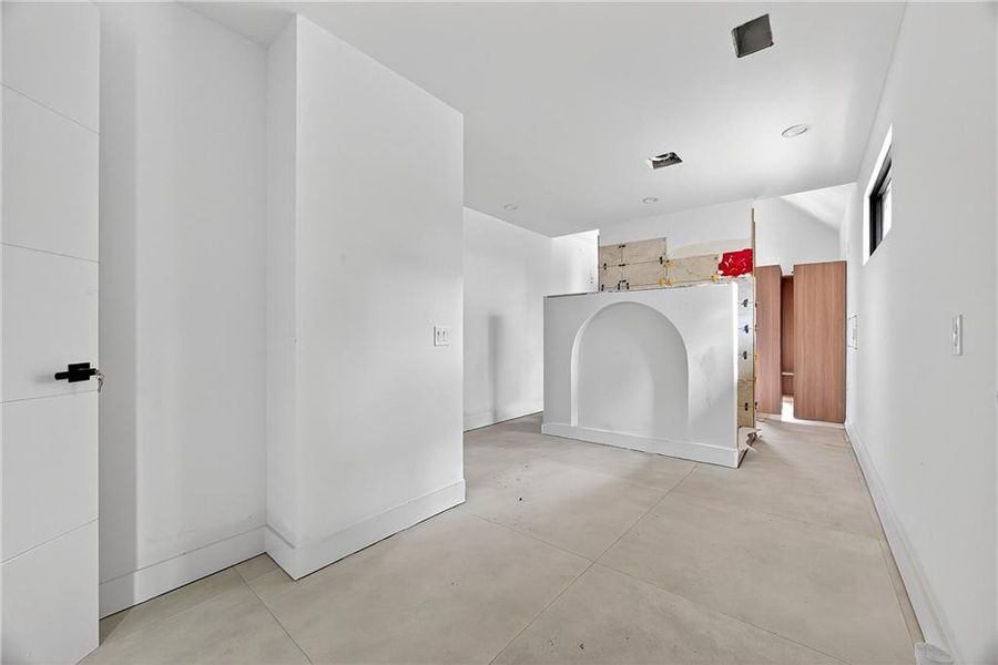 Spacious, unfurnished interior of a new home in , Alpharetta (Image 18).