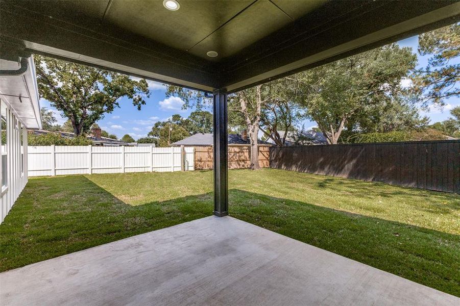 Exterior details and patio area of a home in , Kemp (Image 14).
