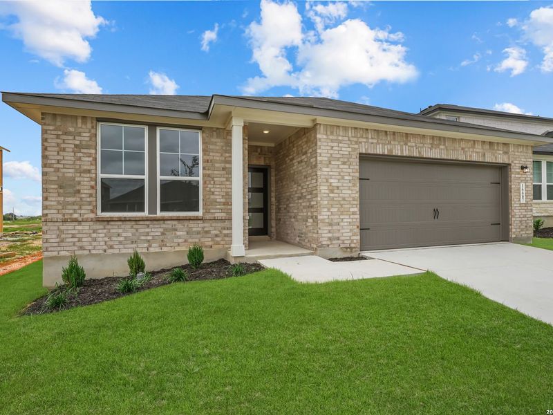 Exterior details and patio area of a home in Hickory Ridge, San Antonio (Image 3).