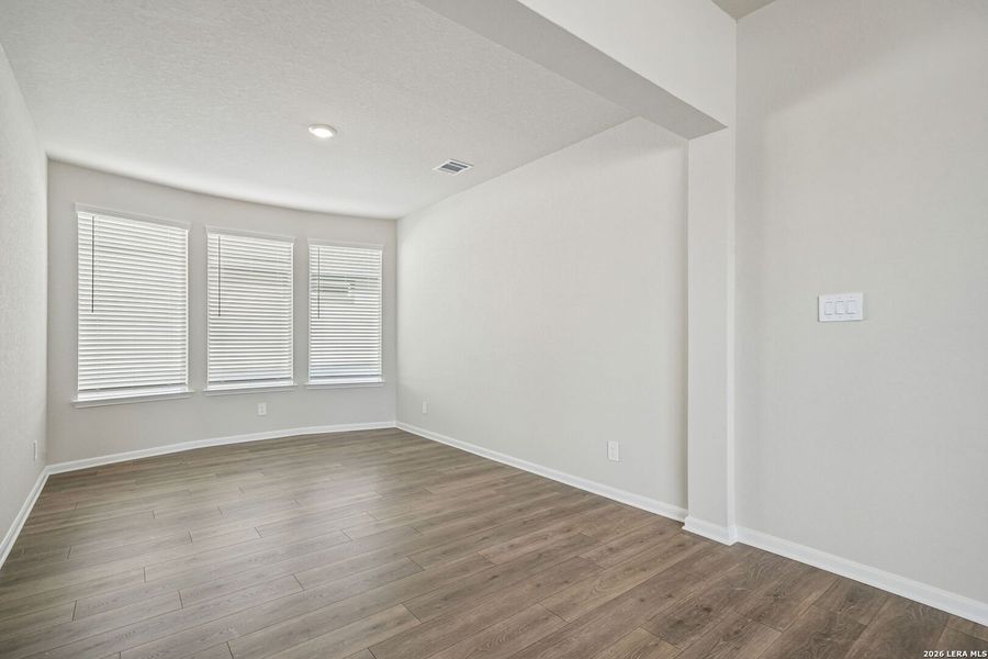 Spacious, unfurnished interior of a new home in Thomas Pond, San Antonio (Image 16).