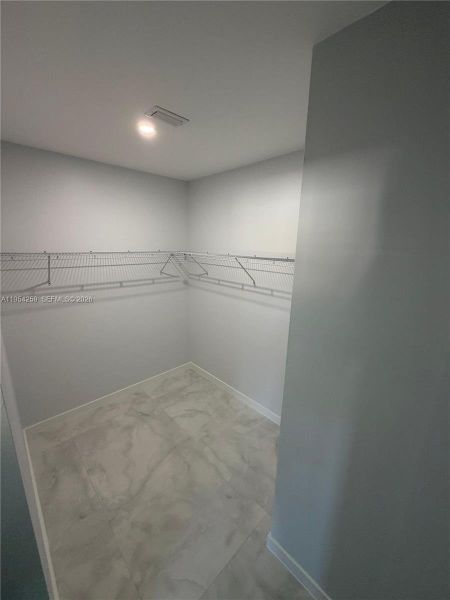 Spacious, unfurnished interior of a new home in , Lehigh Acres (Image 12).