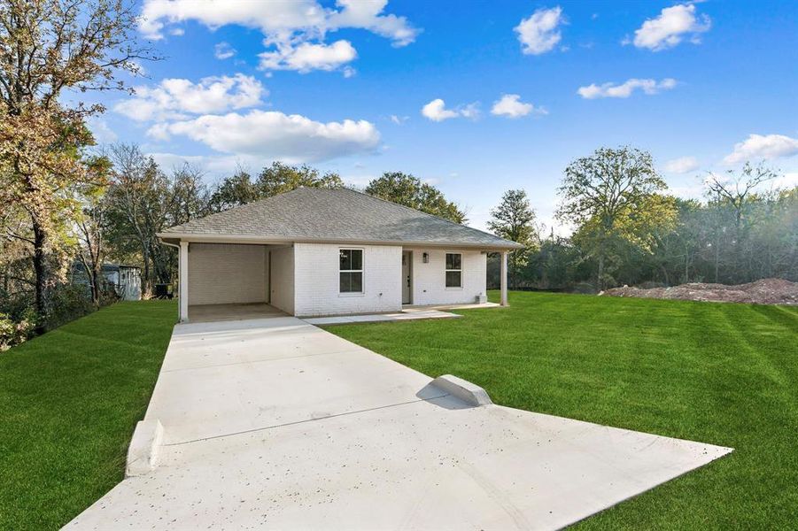 Exterior details and patio area of a home in , Granbury (Image 20). Exterior details and patio area of a home in , Granbury (Image 20).