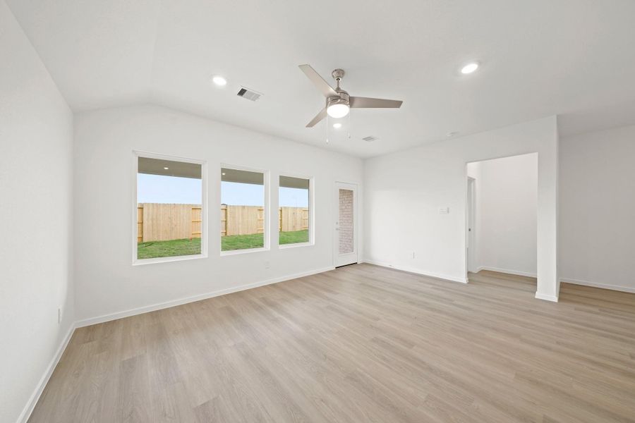 Spacious, unfurnished interior of a new home in Sunterra Lakes, Brookshire (Image 15).
