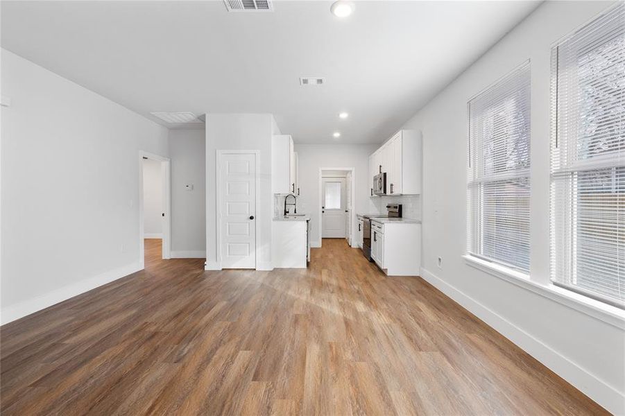 Spacious, unfurnished interior of a new home in , Mabank (Image 14). Spacious, unfurnished interior of a new home in , Mabank (Image 14).