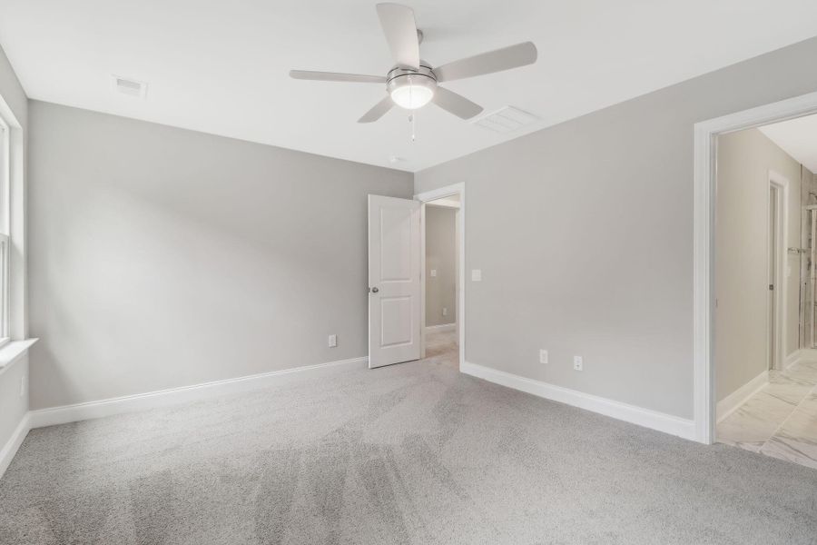 Spacious, unfurnished interior of a new home in Founder's Park, Summerville (Image 16).