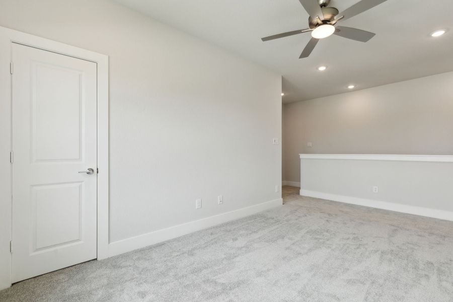 Spacious, unfurnished interior of a new home in Dove Hollow, Waxahachie (Image 22).