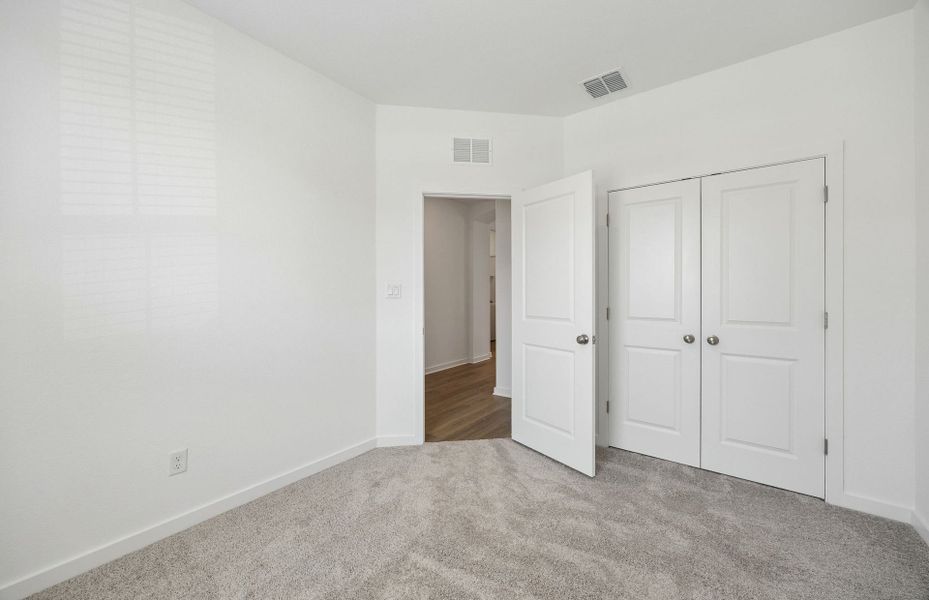 Spacious, unfurnished interior of a new home in Sunfield, Buda (Image 28).