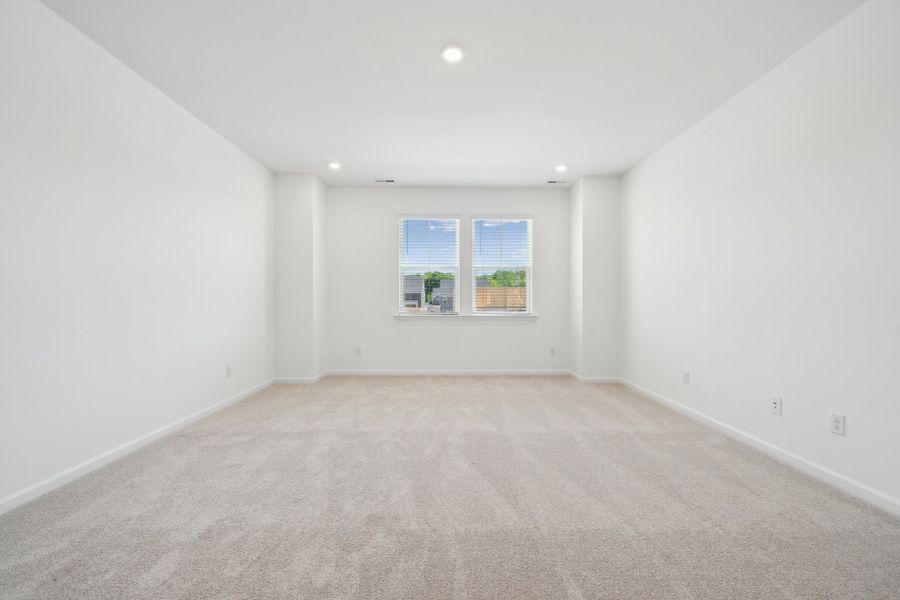 Spacious, unfurnished interior of a new home in The Coves on Lake Wylie, Charlotte (Image 15).