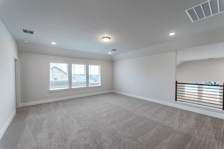 Spacious, unfurnished interior of a new home in Sunfield, Buda (Image 15).