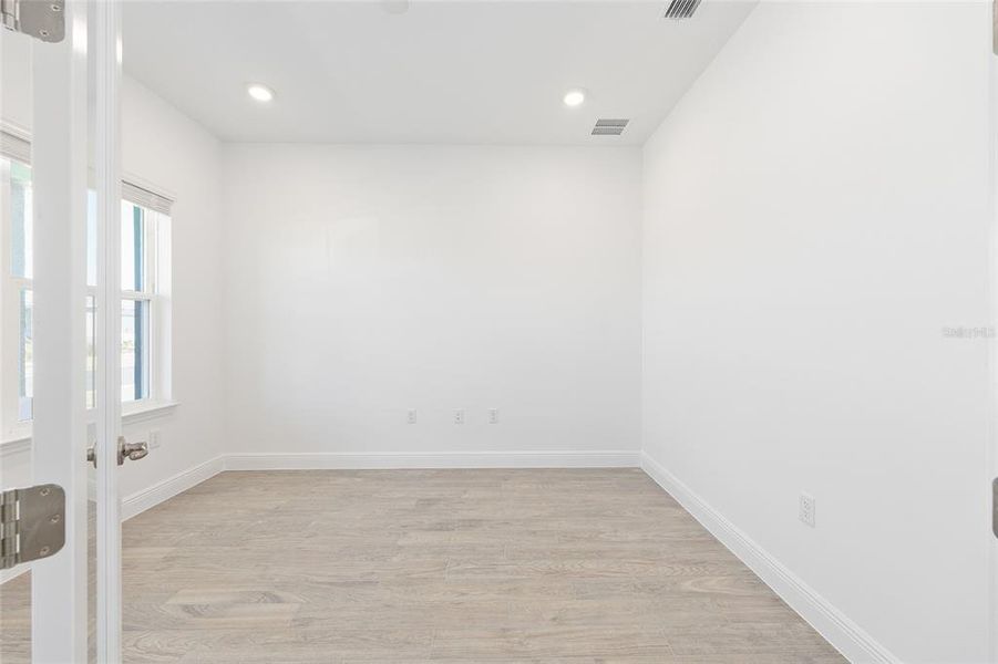 Spacious, unfurnished interior of a new home in , Ocala (Image 28).