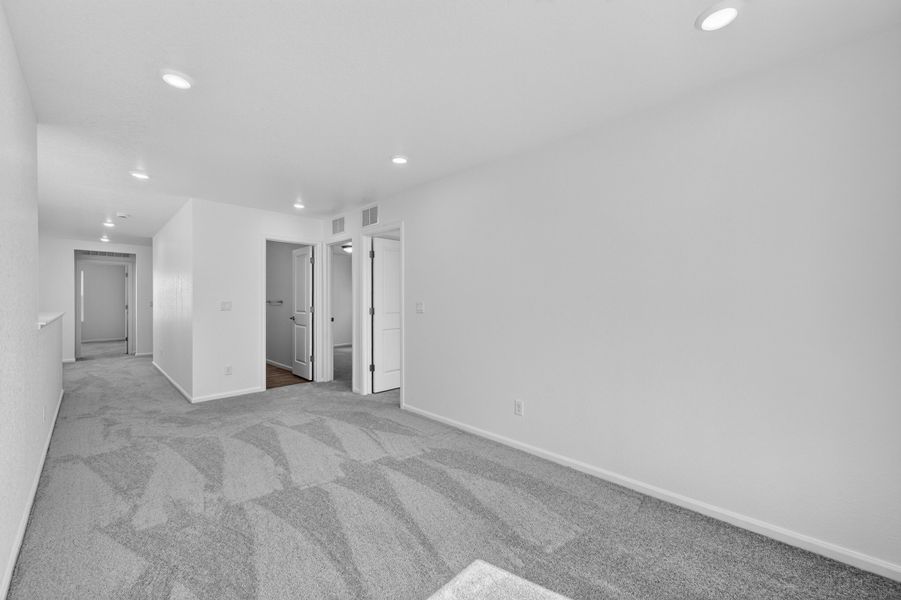 Spacious, unfurnished interior of a new home in Lake Bluff, Greeley (Image 17).