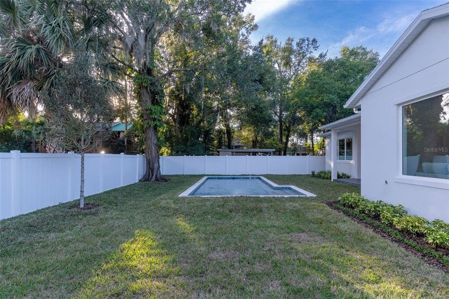 Exterior details and patio area of a home in , Orlando (Image 4).
