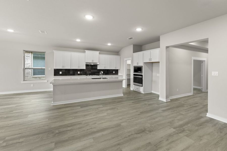 Representative unfurnished interior of a home built from the Hickory Sunterra 50s by Brohn Homes in Sunterra, Katy (Image 13).