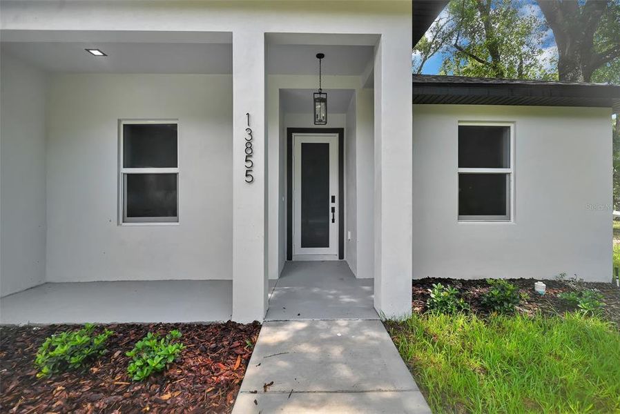 Exterior details and patio area of a home in , Dunnellon (Image 4).