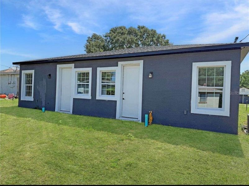 Exterior details and patio area of a home in , Lake Wales (Image 1).