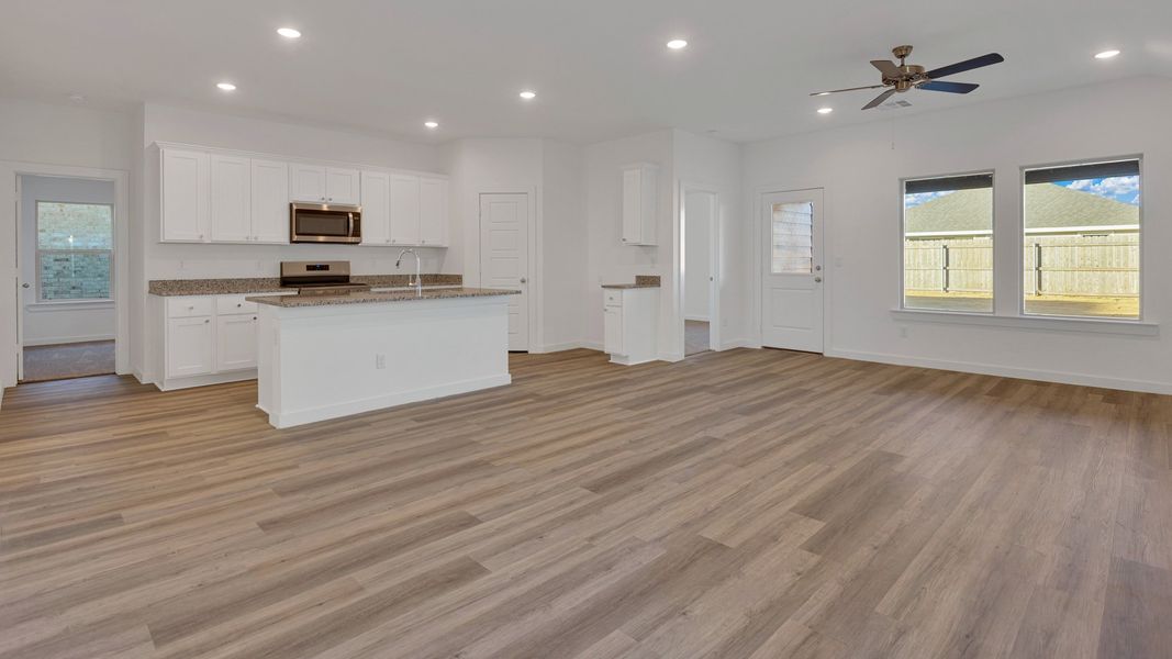 Spacious, unfurnished interior of a new home in Allen Farms, Lubbock (Image 11).