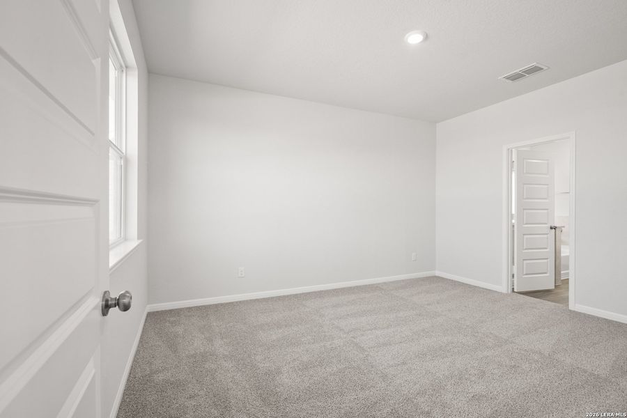 Spacious, unfurnished interior of a new home in Hunters Ranch, San Antonio (Image 24).