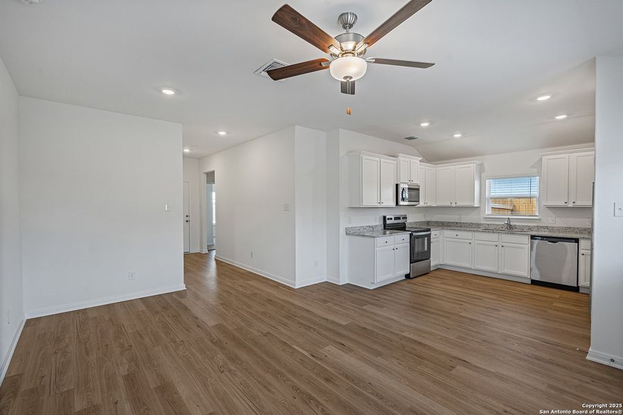 Spacious, unfurnished interior of a new home in Rosewood Estates, Lytle (Image 14).