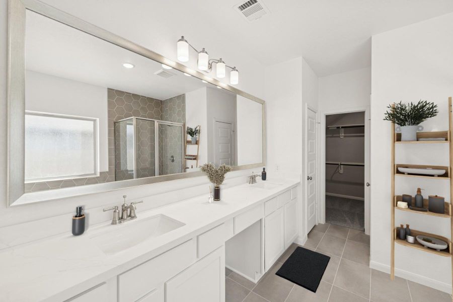 Luxurious owner's bath