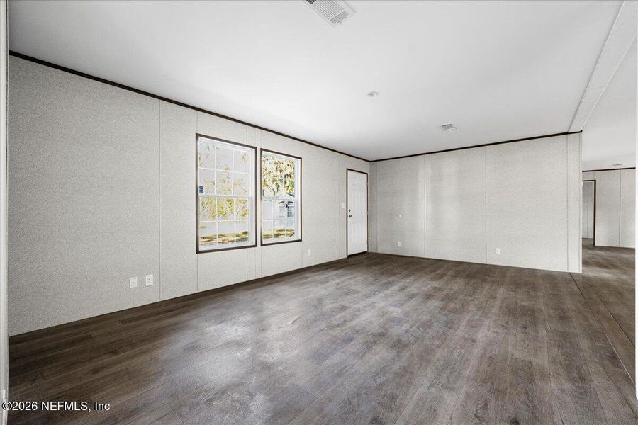 Spacious, unfurnished interior of a new home in , Palatka (Image 8).