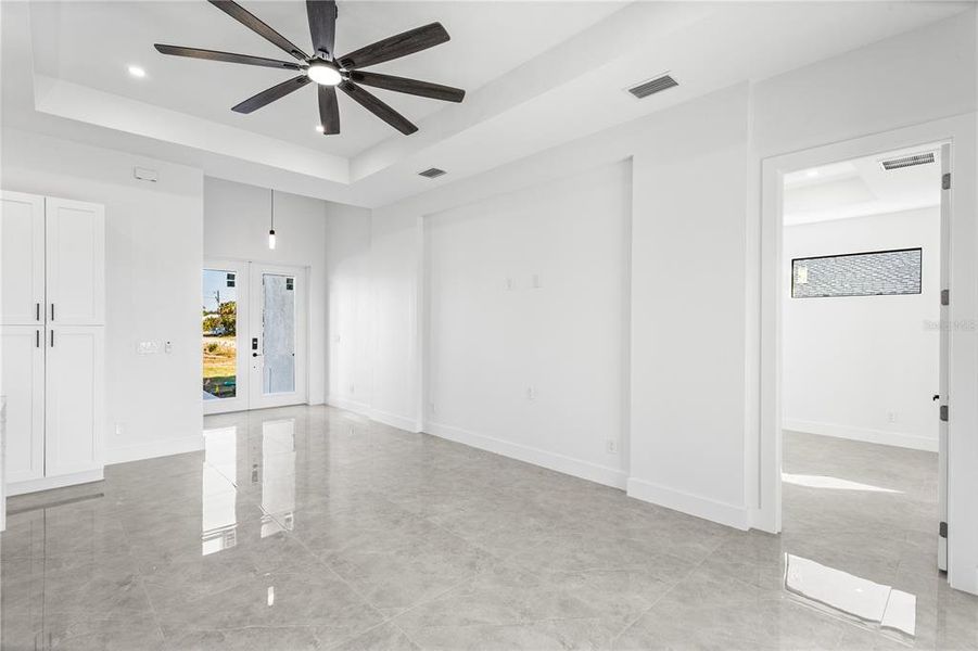 Spacious, unfurnished interior of a new home in , Cape Coral (Image 15).