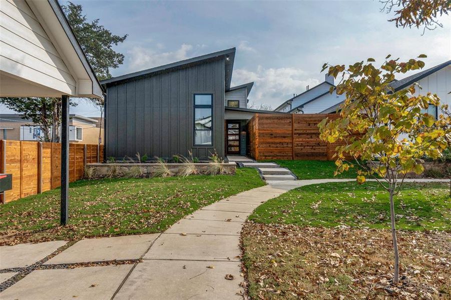 Exterior details and patio area of a home in , Dallas (Image 1).