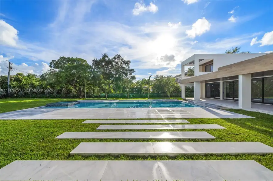 Community amenities in , Pinecrest (Image 48).