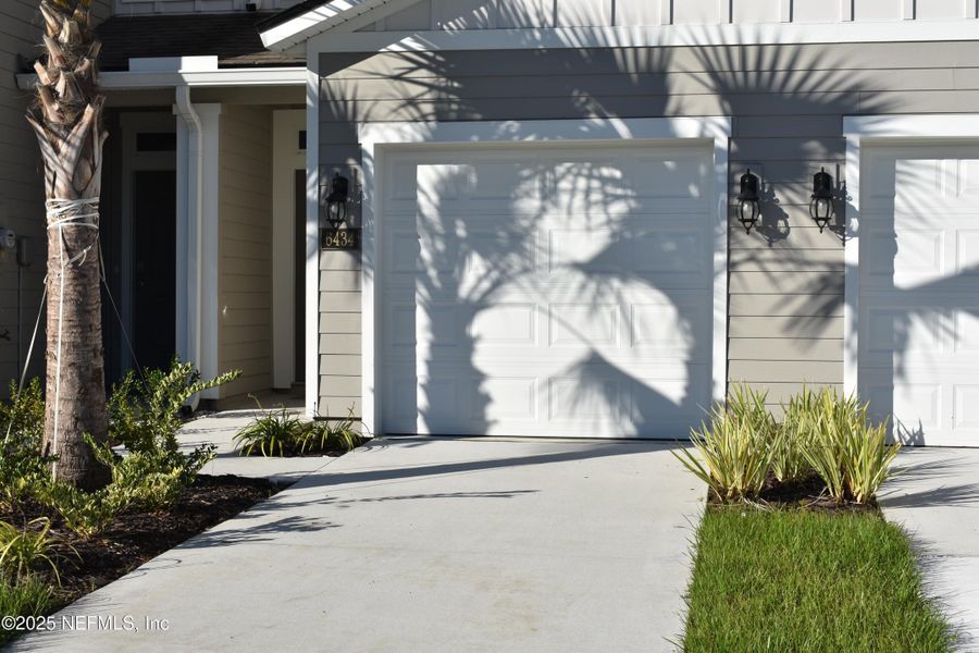 Exterior details and patio area of a home in Old Kings Trail, Jacksonville (Image 3).