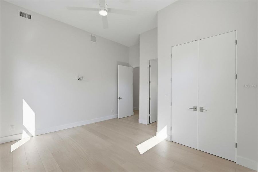 Spacious, unfurnished interior of a new home in , St. Petersburg (Image 25).