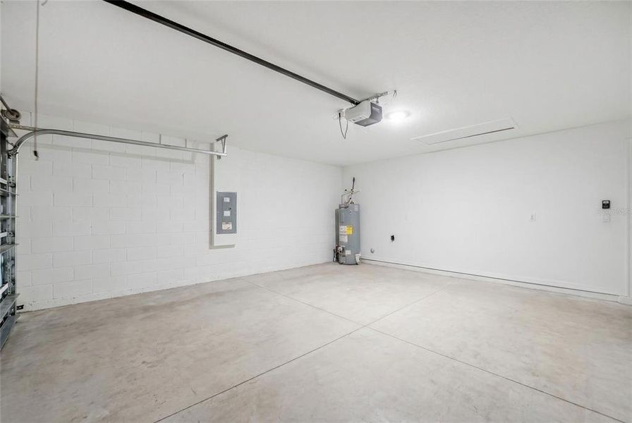 Spacious, unfurnished interior of a new home in , Ocala (Image 30).