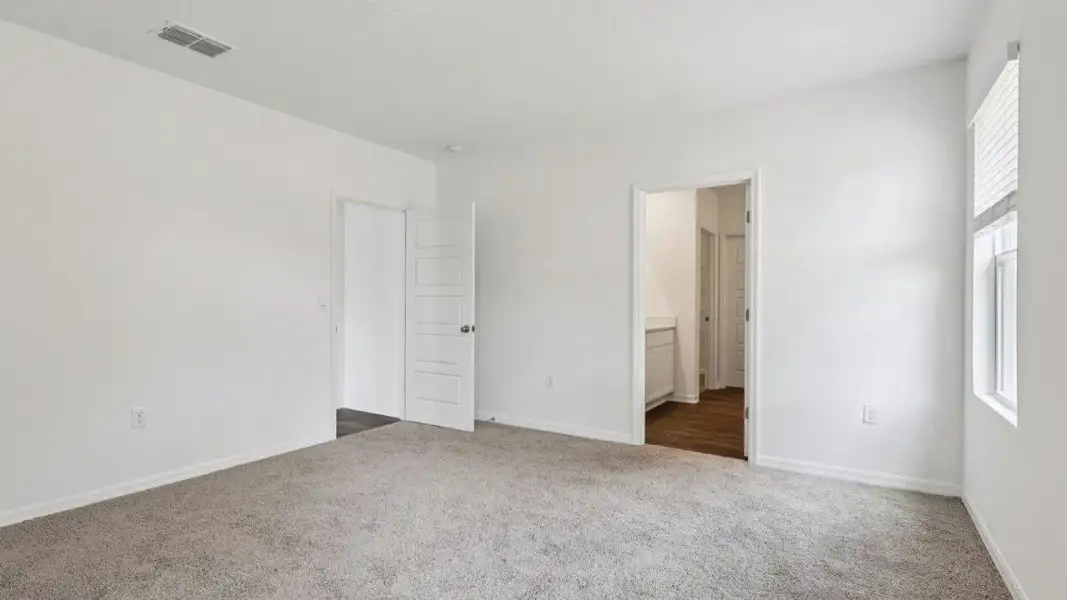 Spacious, unfurnished interior of a new home in Cascades, Davenport (Image 25).