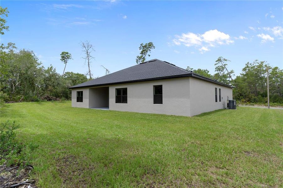 Exterior details and patio area of a home in , Dunnellon (Image 4).