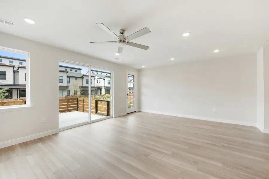 Spacious, unfurnished interior of a new home in Ten Mile Creek, Celina (Image 25).