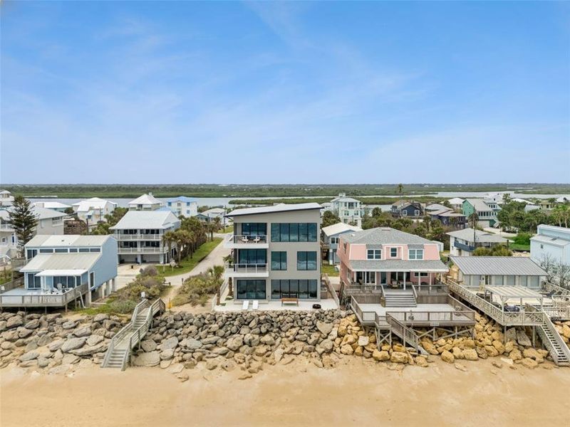 Condo located in New Smyrna Beach, FL showcasing its design and architecture (Image 3).