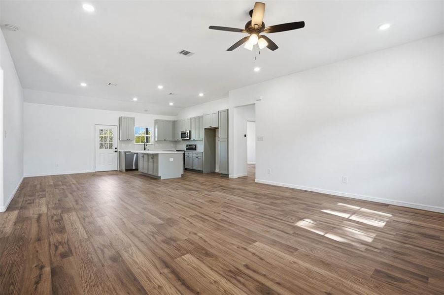 Spacious, unfurnished interior of a new home in , Granbury (Image 16).