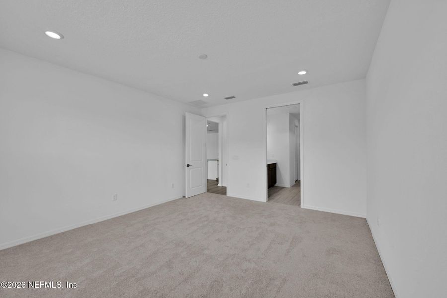 Spacious, unfurnished interior of a new home in Hyland Trail, Green Cove Springs (Image 46).
