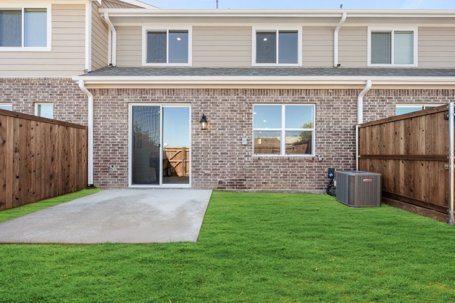 Exterior details and patio area of a home in Woodbridge Townhomes, Wylie (Image 4).