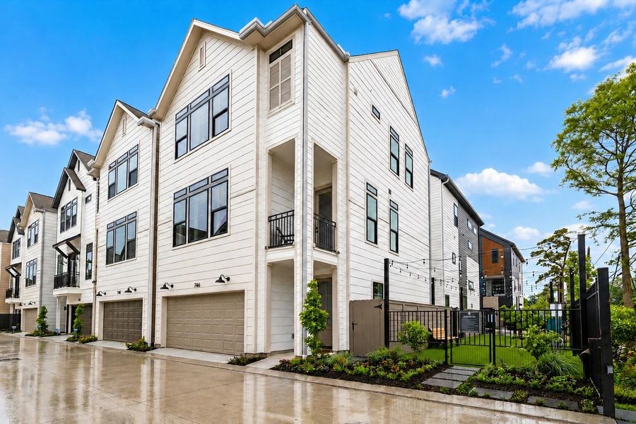 Gorgeous Thornton Oaks Community. Gated with a nice dog park. Gorgeous Thornton Oaks Community. Gated with a nice dog park.