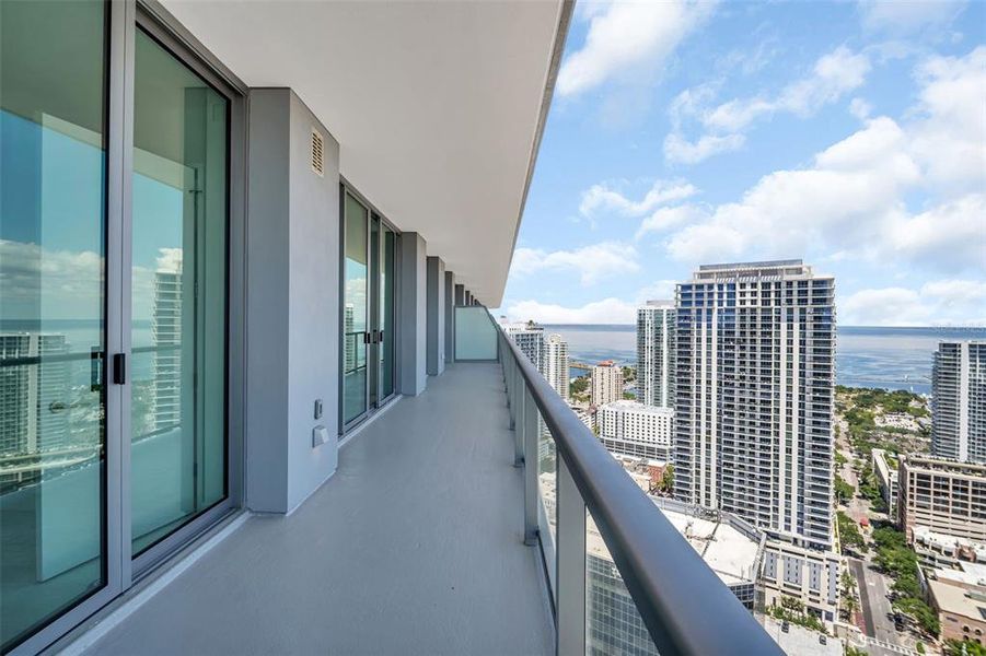 Condo located in St. Petersburg, FL showcasing its design and architecture (Image 4).