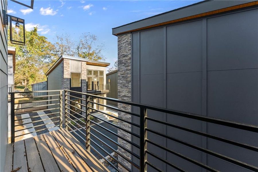Exterior details and patio area of a home in Villa Nova, Gainesville (Image 4).